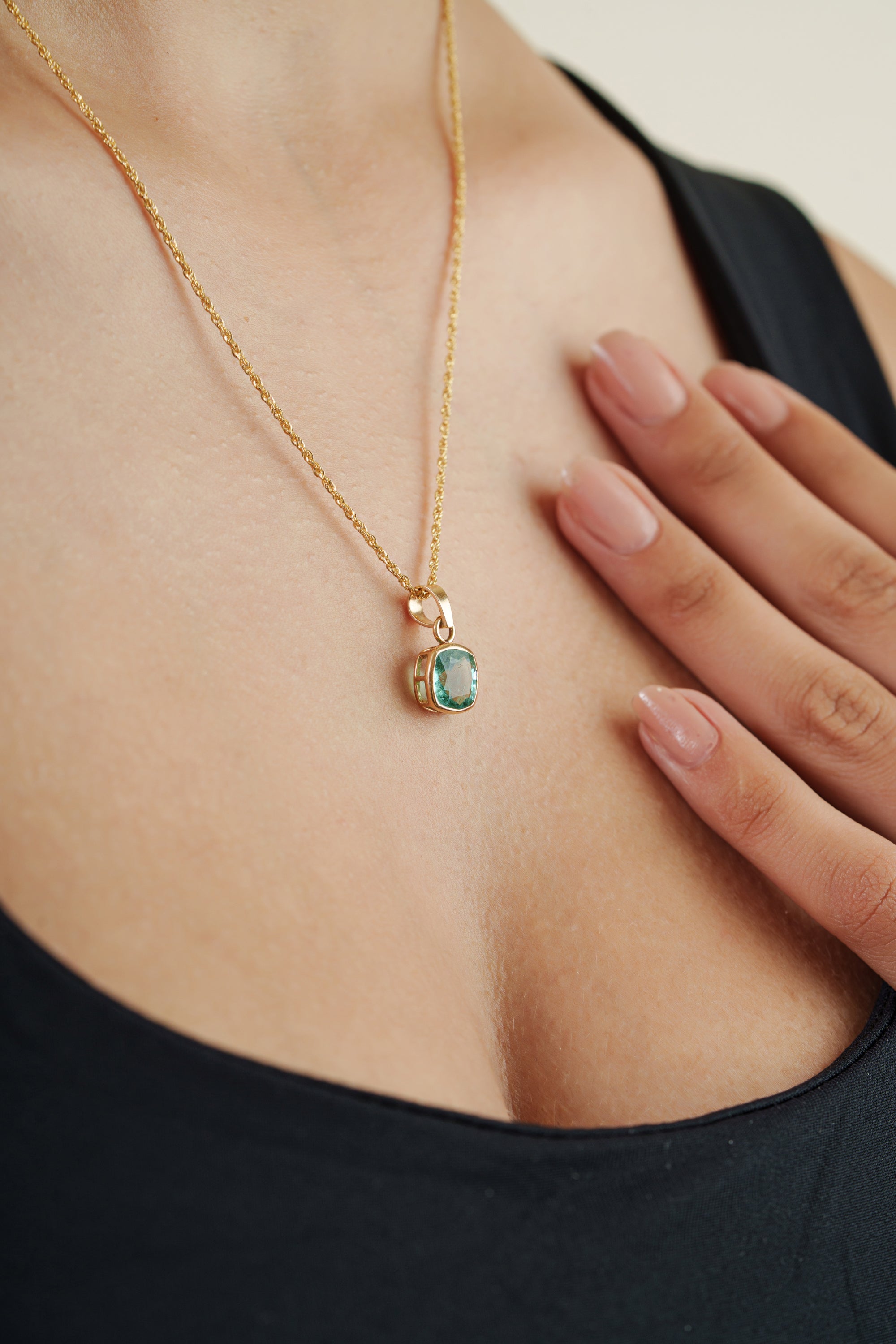 Cushion Cut Emerald Pendnat