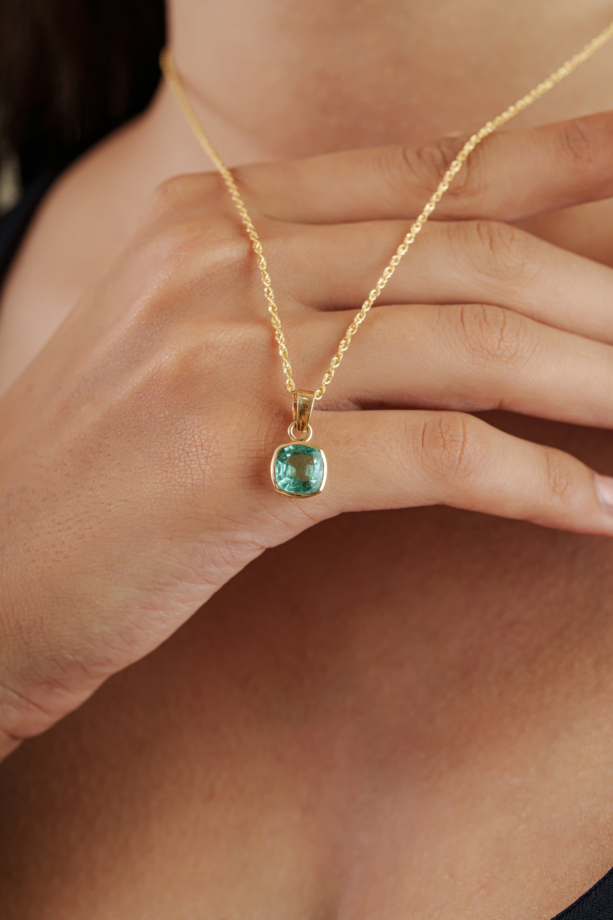 Cushion Cut Emerald Pendnat