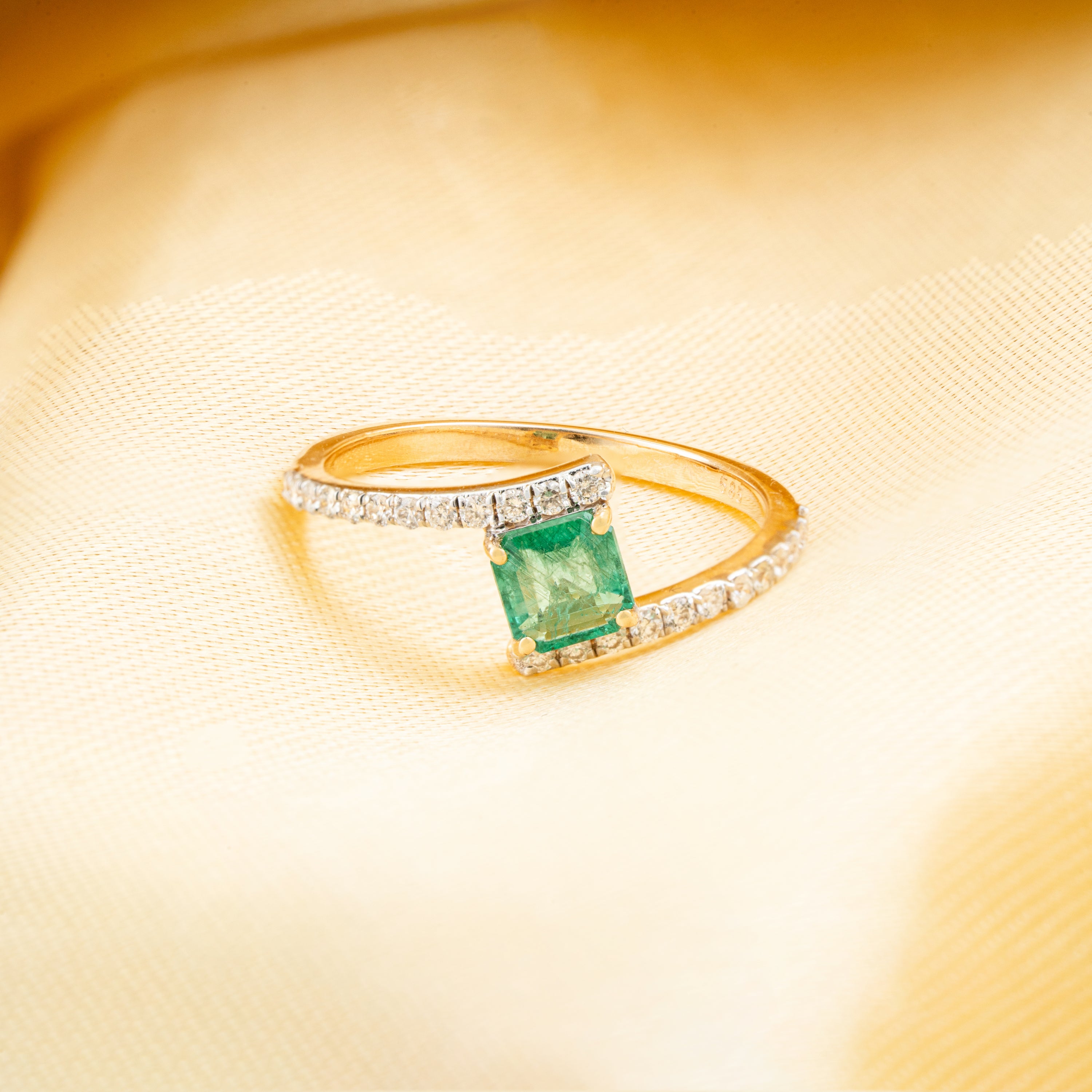 Natural Emerald Diamond Ring