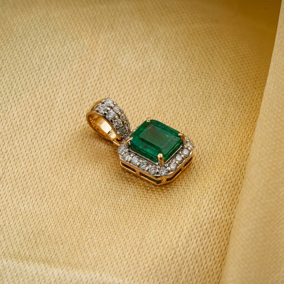 Emerald Damond Pendant Necklace