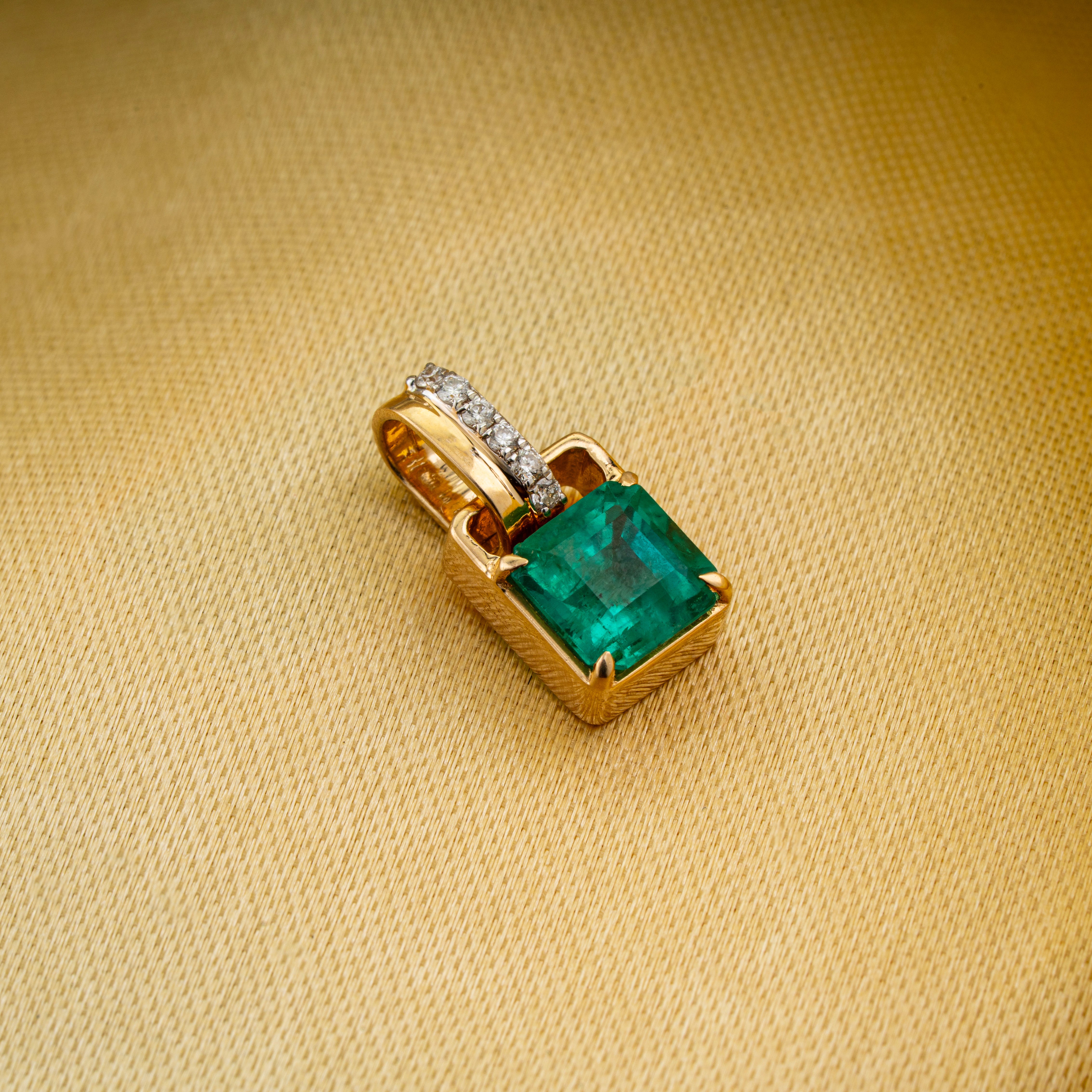 Emerald Diamond Pendant Necklace