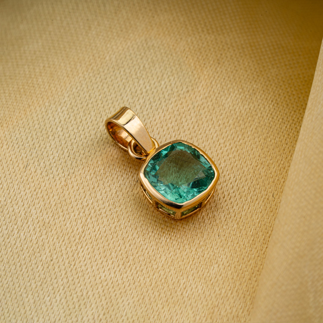 Cushion Cut Emerald Pendnat