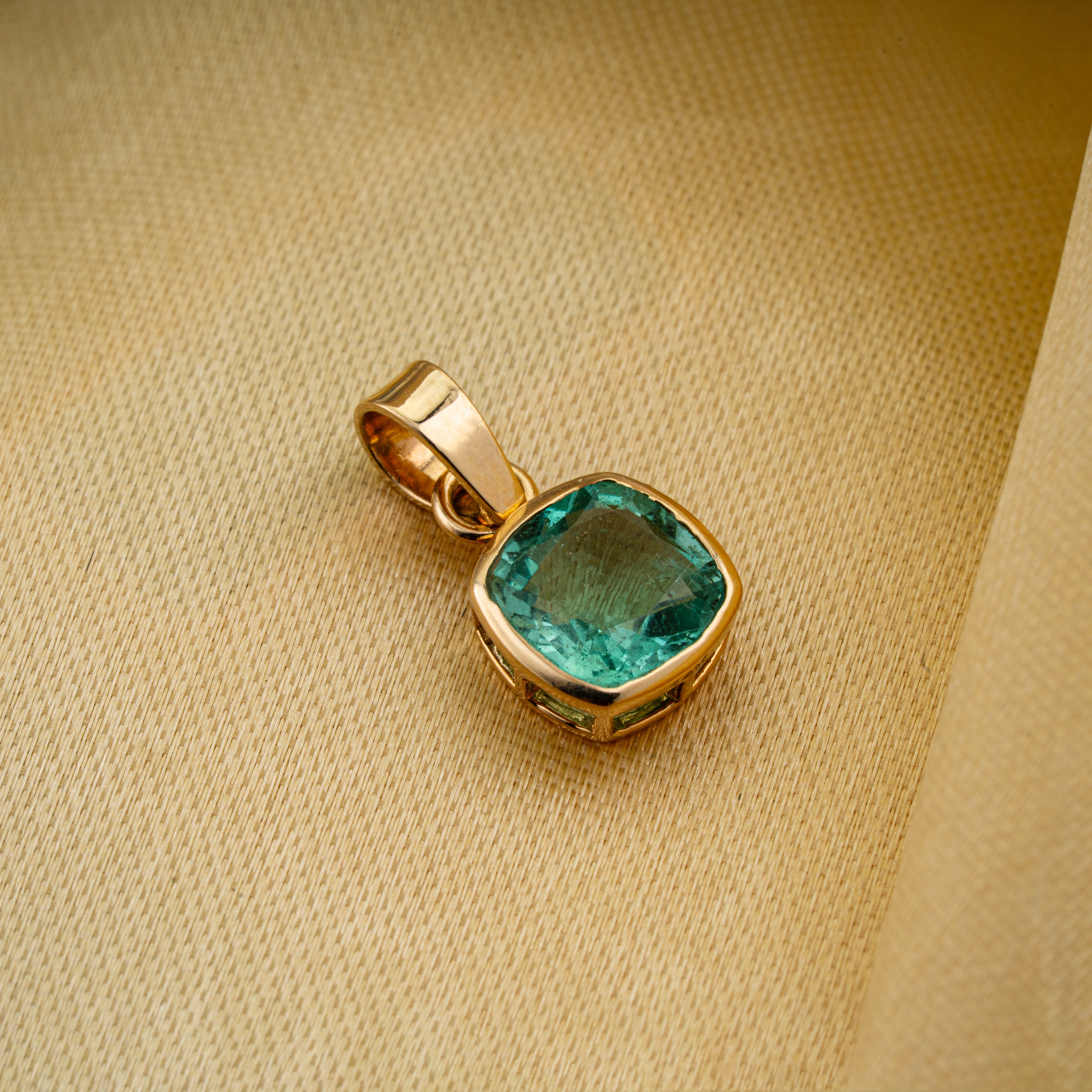 Cushion Cut Emerald Pendnat